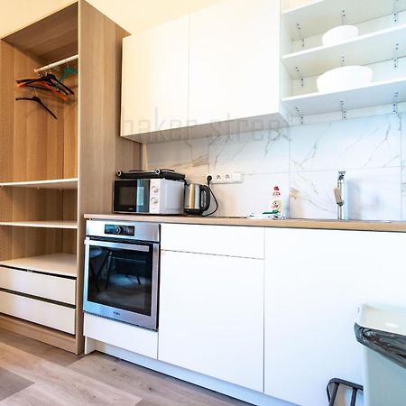 Storey Apartment Close To Metro Palmovka Prague Luaran gambar